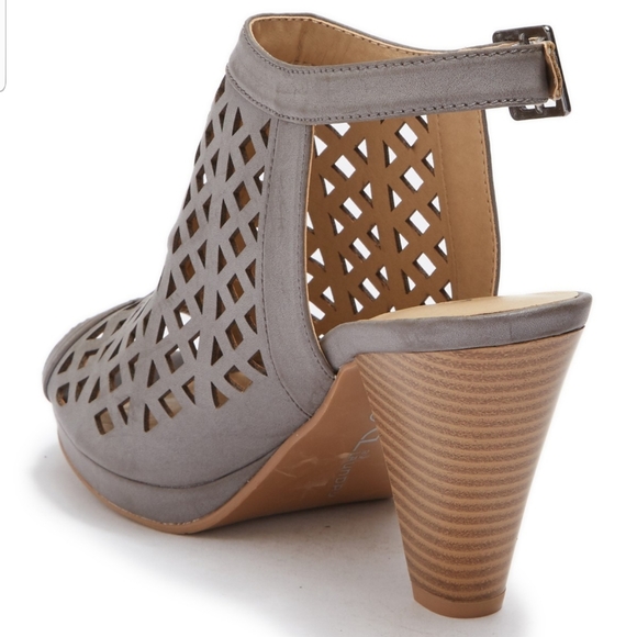 CL BY LAUNDRY WINNING LASER CUT PEEP TOE - Picture 2 of 7